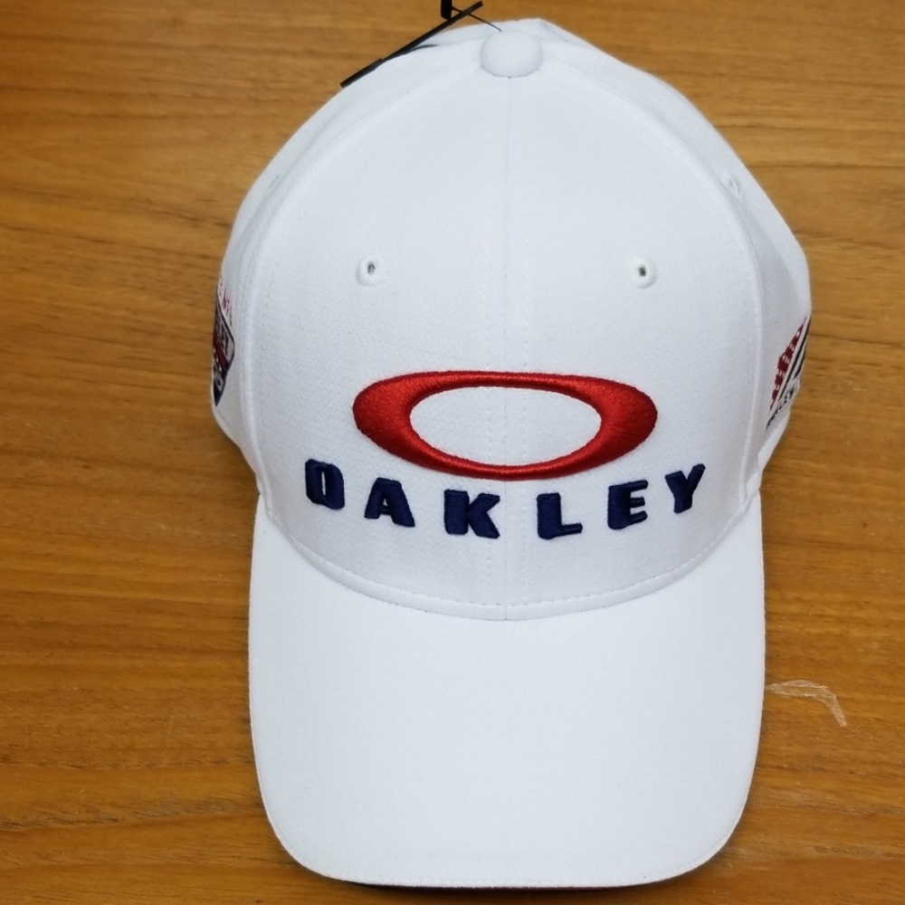 NWT Oakley Cap